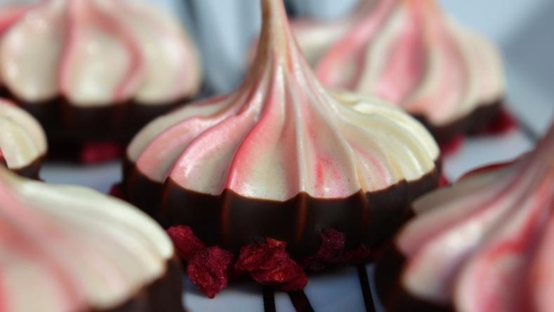 Ballerina Meringue with Dark Chocolate and Raspberries | Recipes - Chocolate